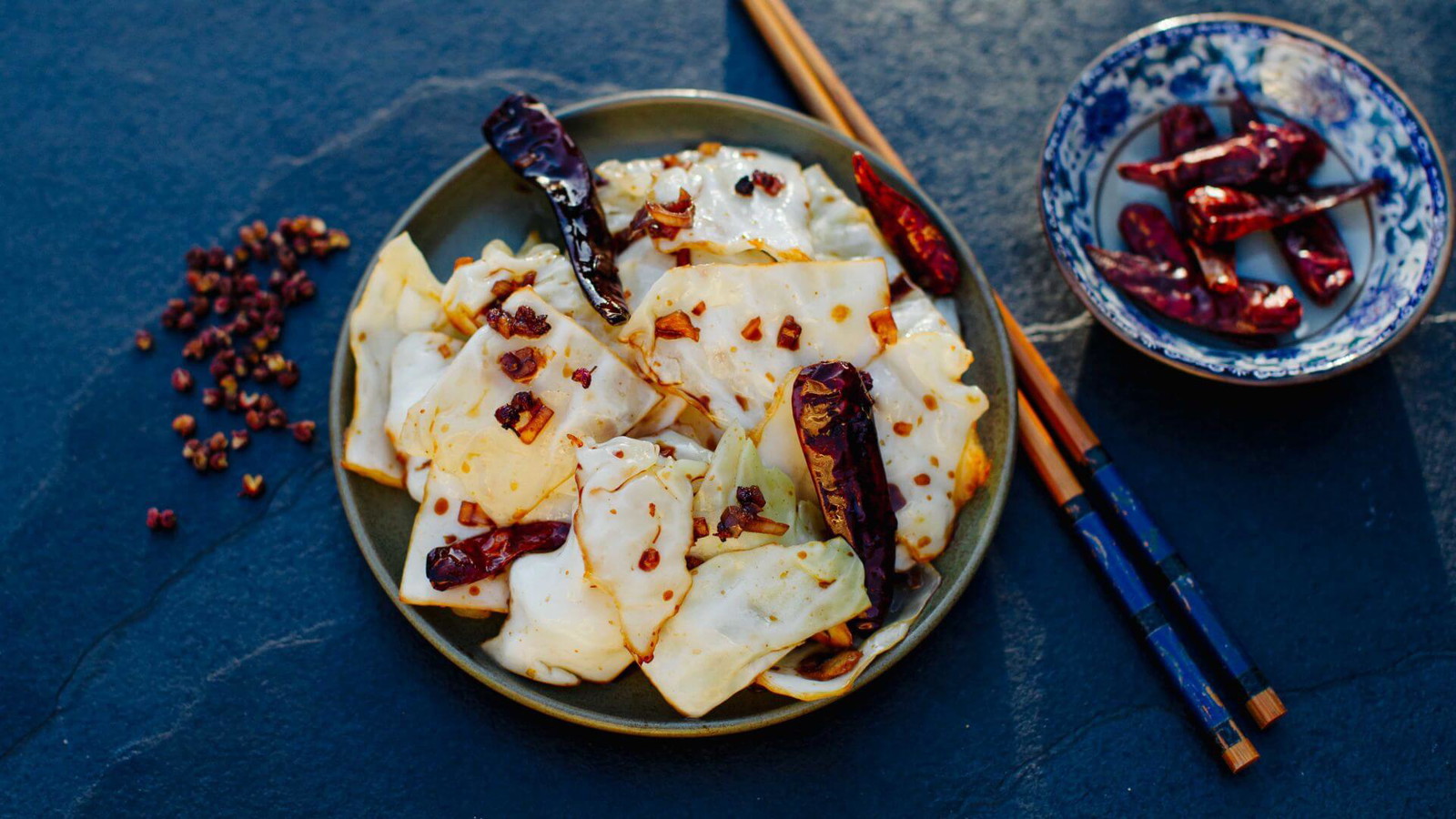 Image of Weißkohl aus dem Wok mit Szechuan-Pfeffer