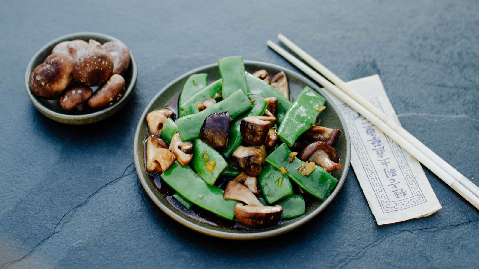 Image of Stangenbohnen aus dem Wok mit Shiitake-Pilzen