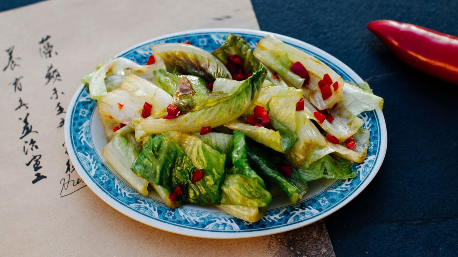 Image of Romanasalat aus dem Wok mit Knoblauch & Chili