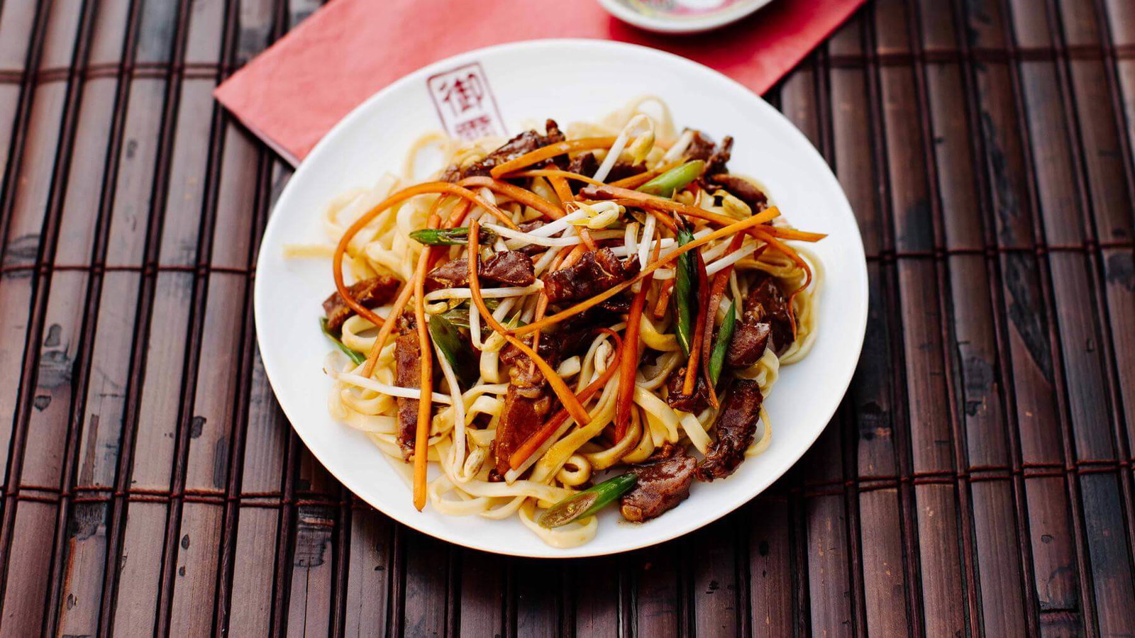 Image of Gebratene Nudeln aus dem Wok mit Schweinefleisch