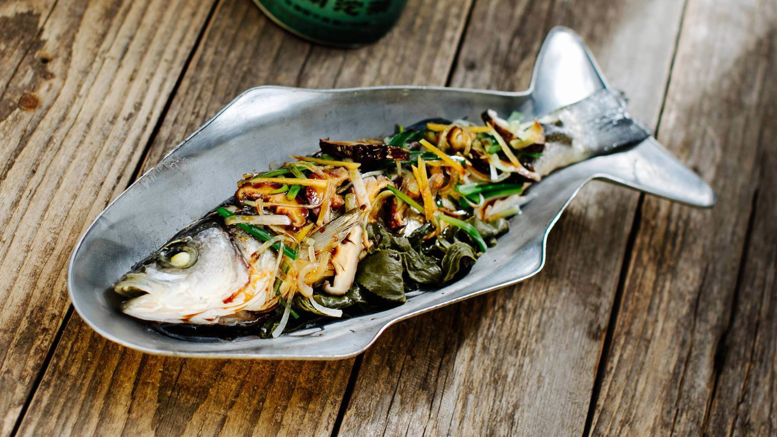 Image of Gedämpfter Fisch mit Teeblättern