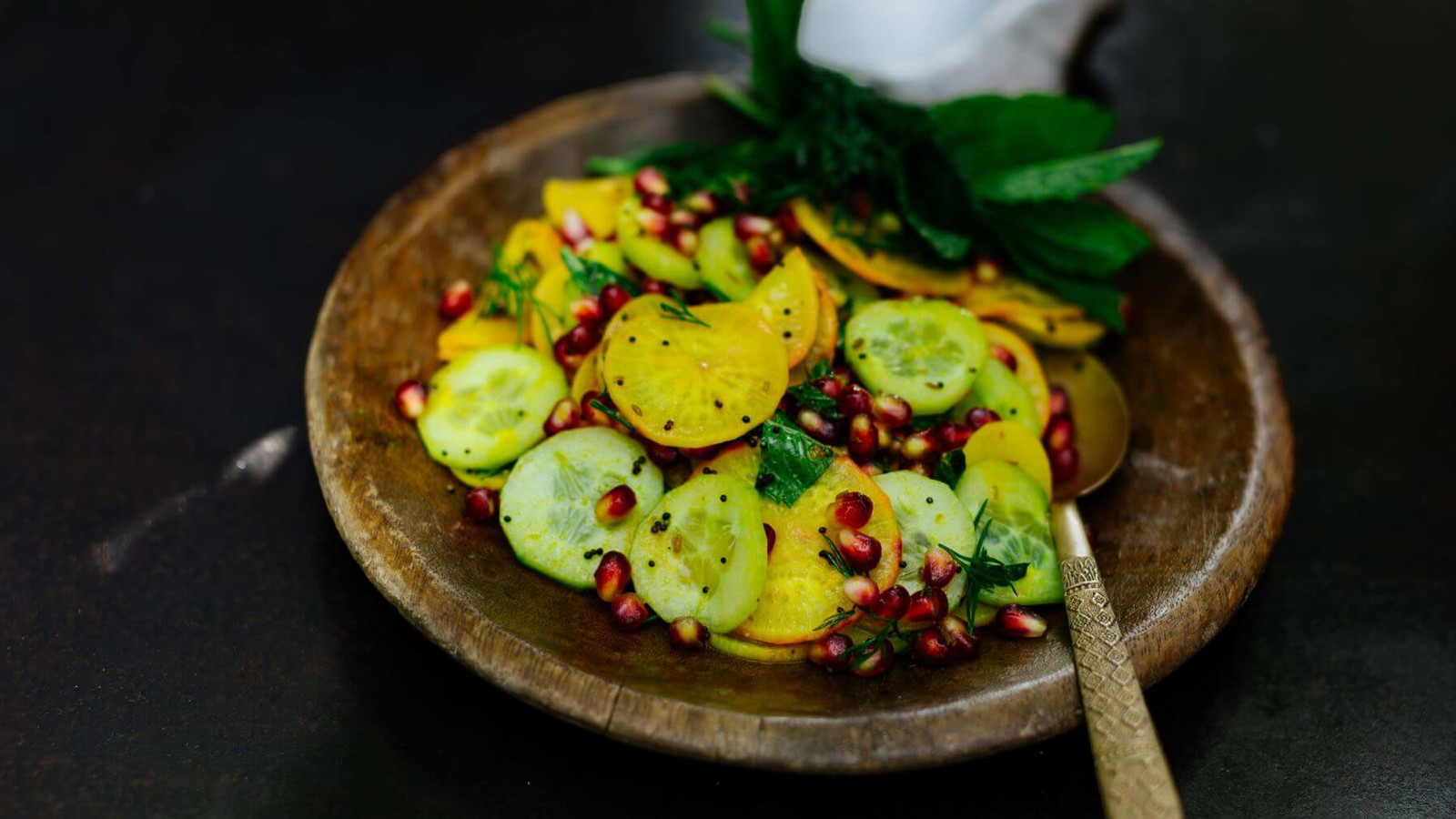 Image of Daikon, Gurken und Granatapfel Salat
