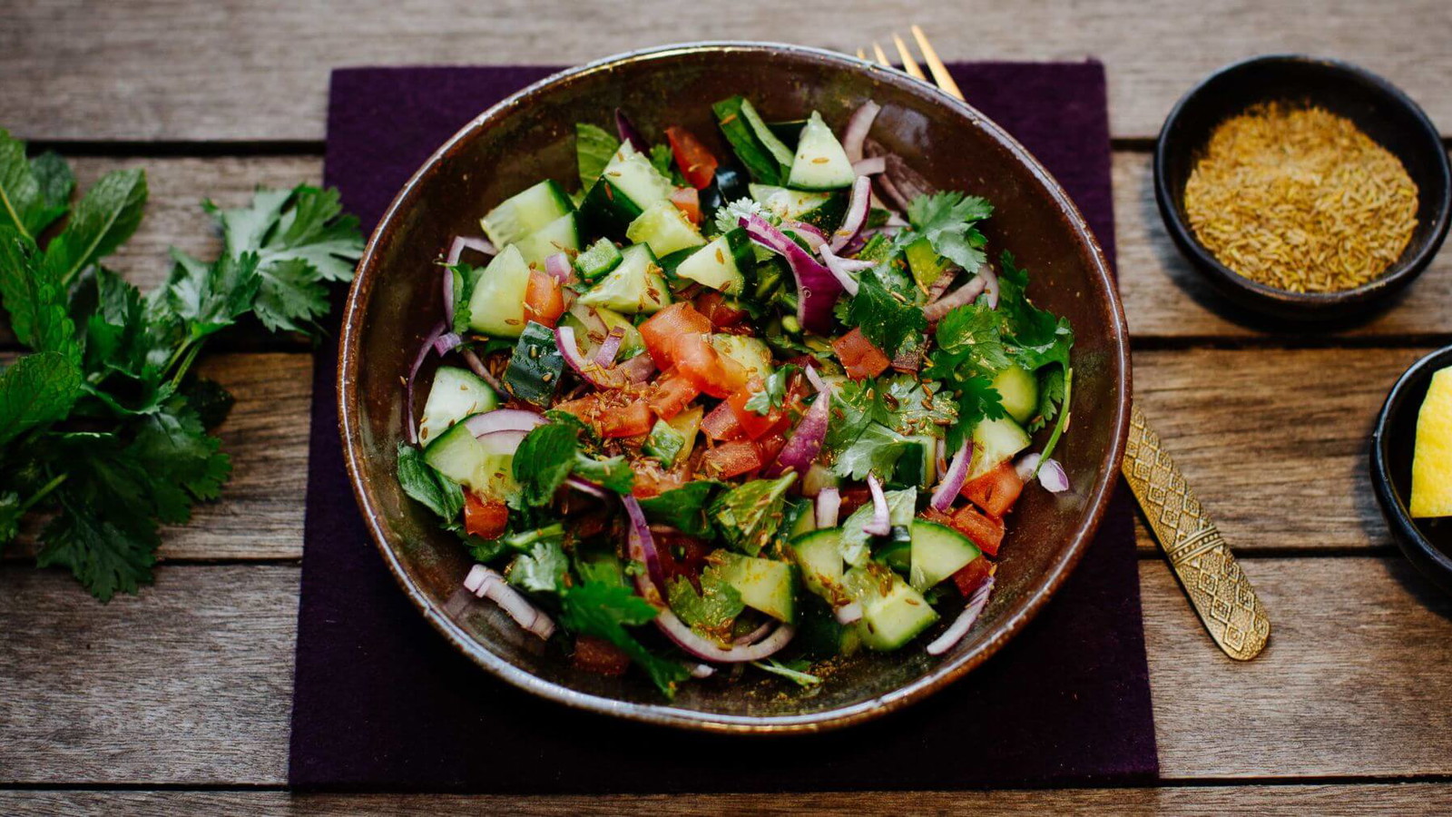 Image of Kachumber Salat mit Gurke, Tomate und Zwiebel