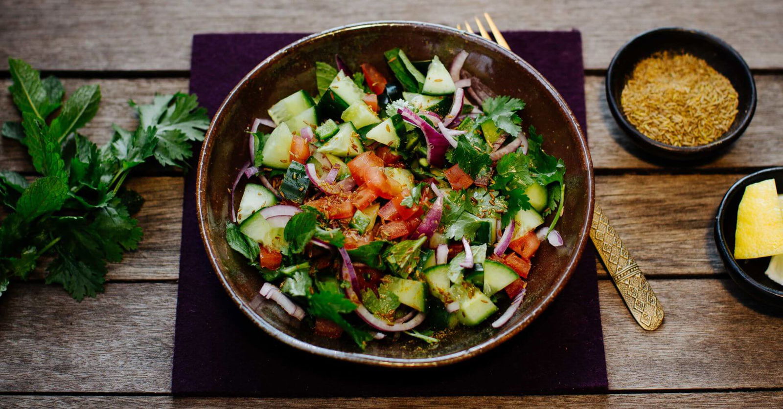Kachumber Salat mit Gurke, Tomate und Zwiebel
