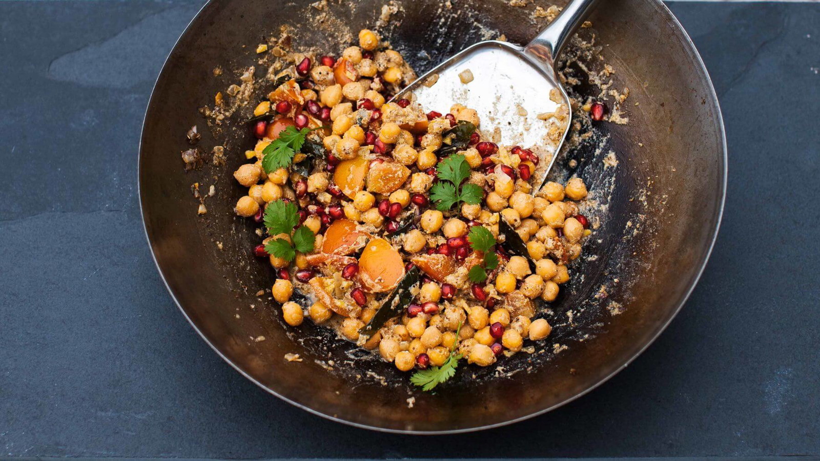 Image of Indischer Kichererbsensalat mit Granatapfelkernen