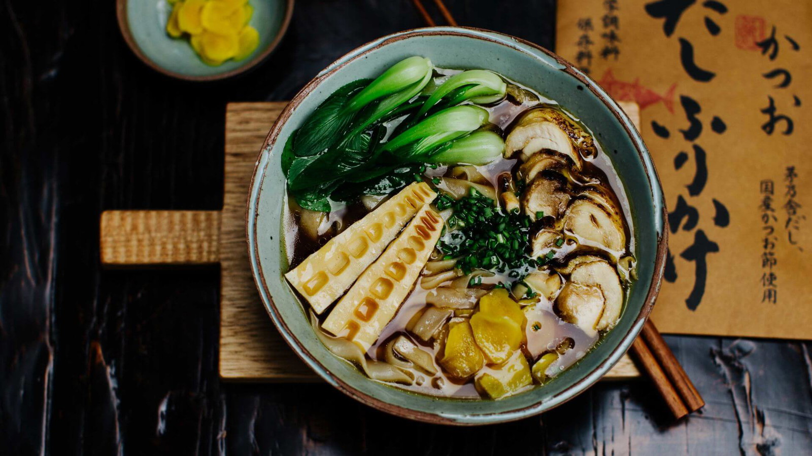 Image of Shoyu-Ramen mit Hähnchen-Chashu, Pak Choi und Bambussprossen