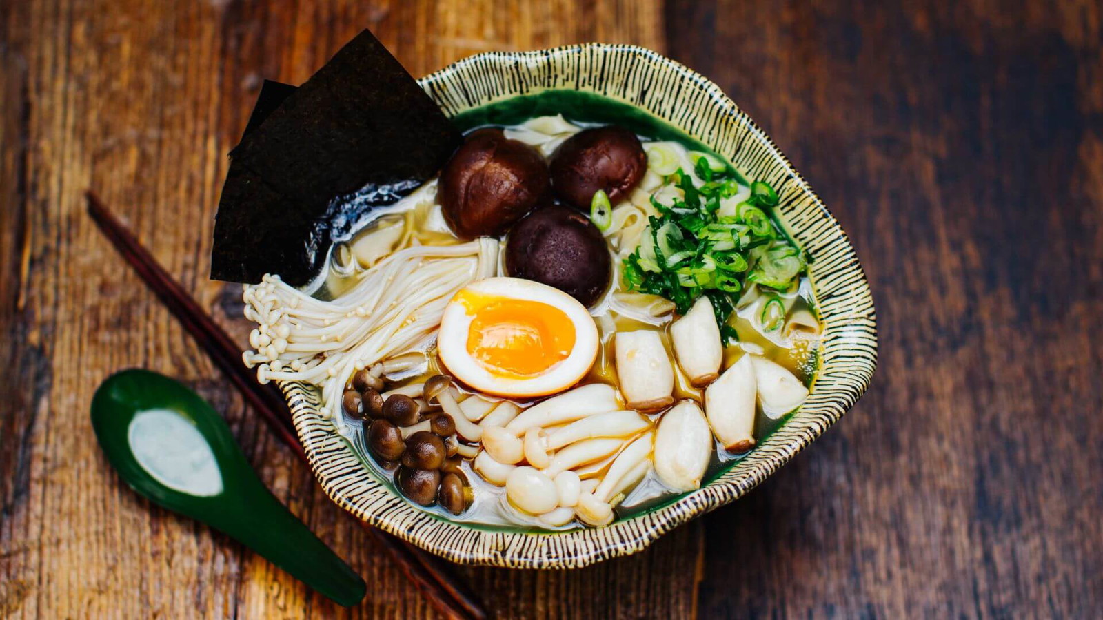 Image of Shio Ramen mit Pilzen, Soja-Ei und Nori-Blatt