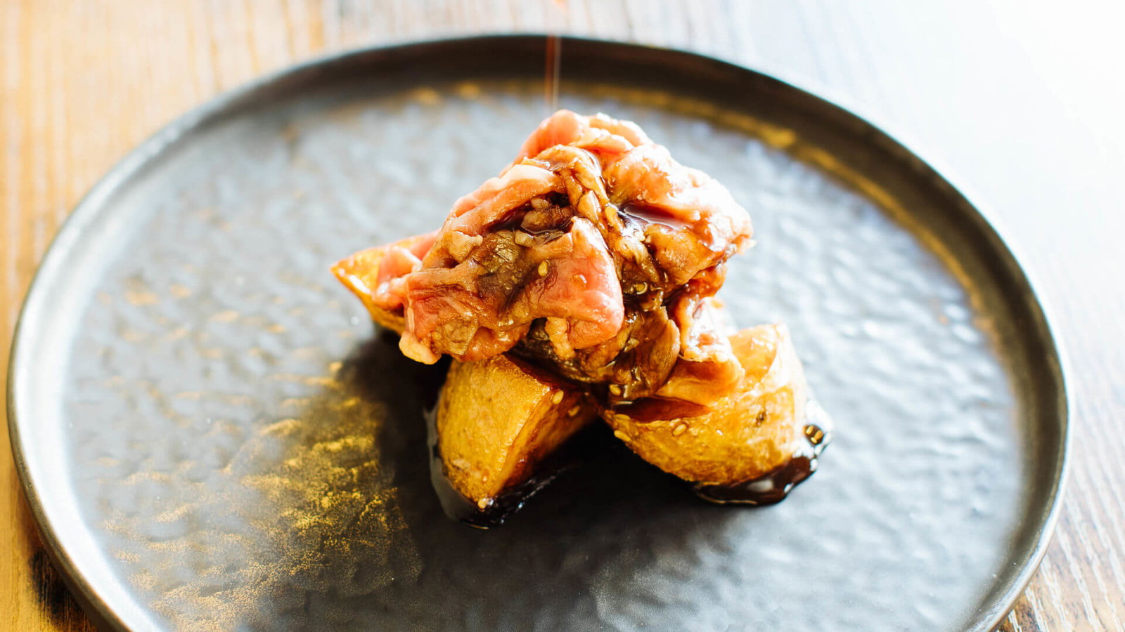 Image of Nikujaga – Rindfleisch mit frittierten Kartoffeln