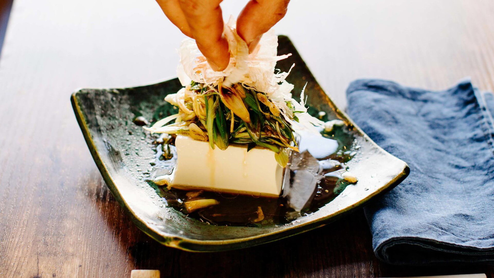 Image of Seidentofu mit Frühlingszwiebeln und Bonitoflocken