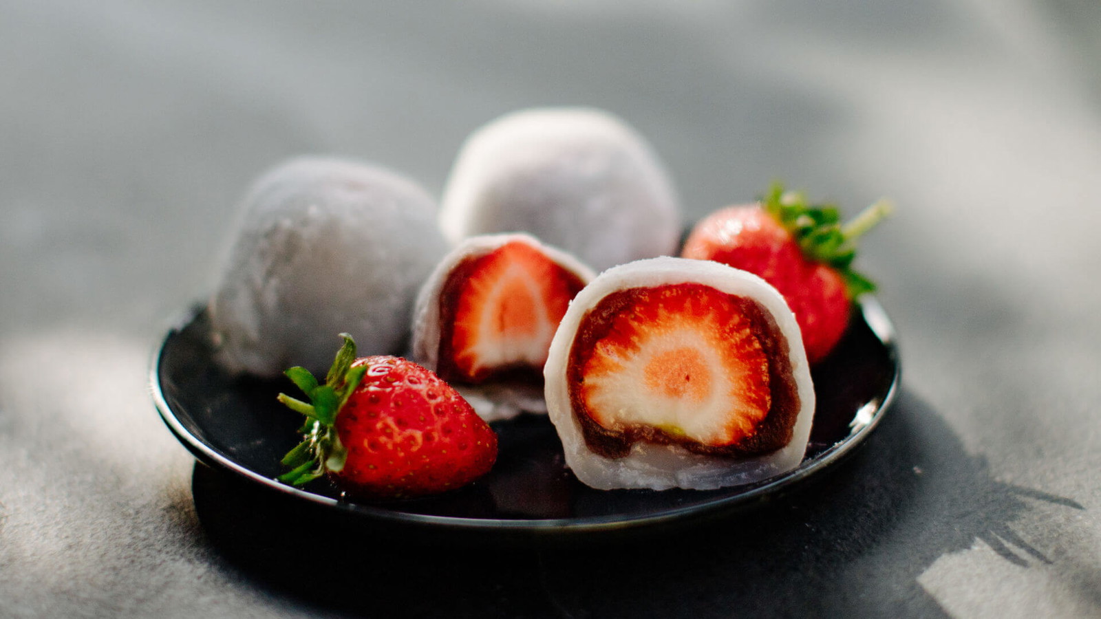 Image of Mochi mit Erdbeeren und roter Bohnenpaste