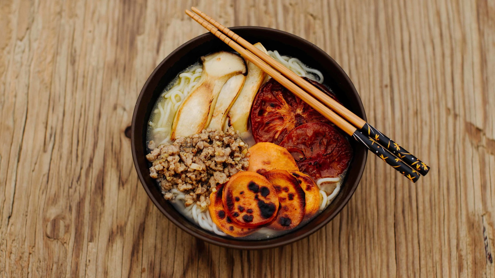 Image of Miso-Ramen mit Szechuan-Ingwer-Hackfleisch und gegrilltem Gemüse