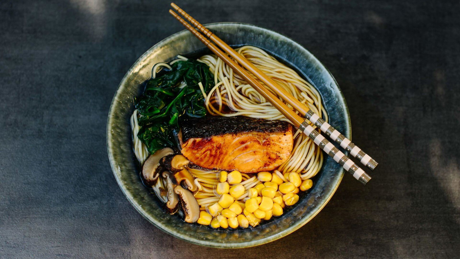 Image of Shio-Ramen mit Dashi und Teriyaki-Lachs