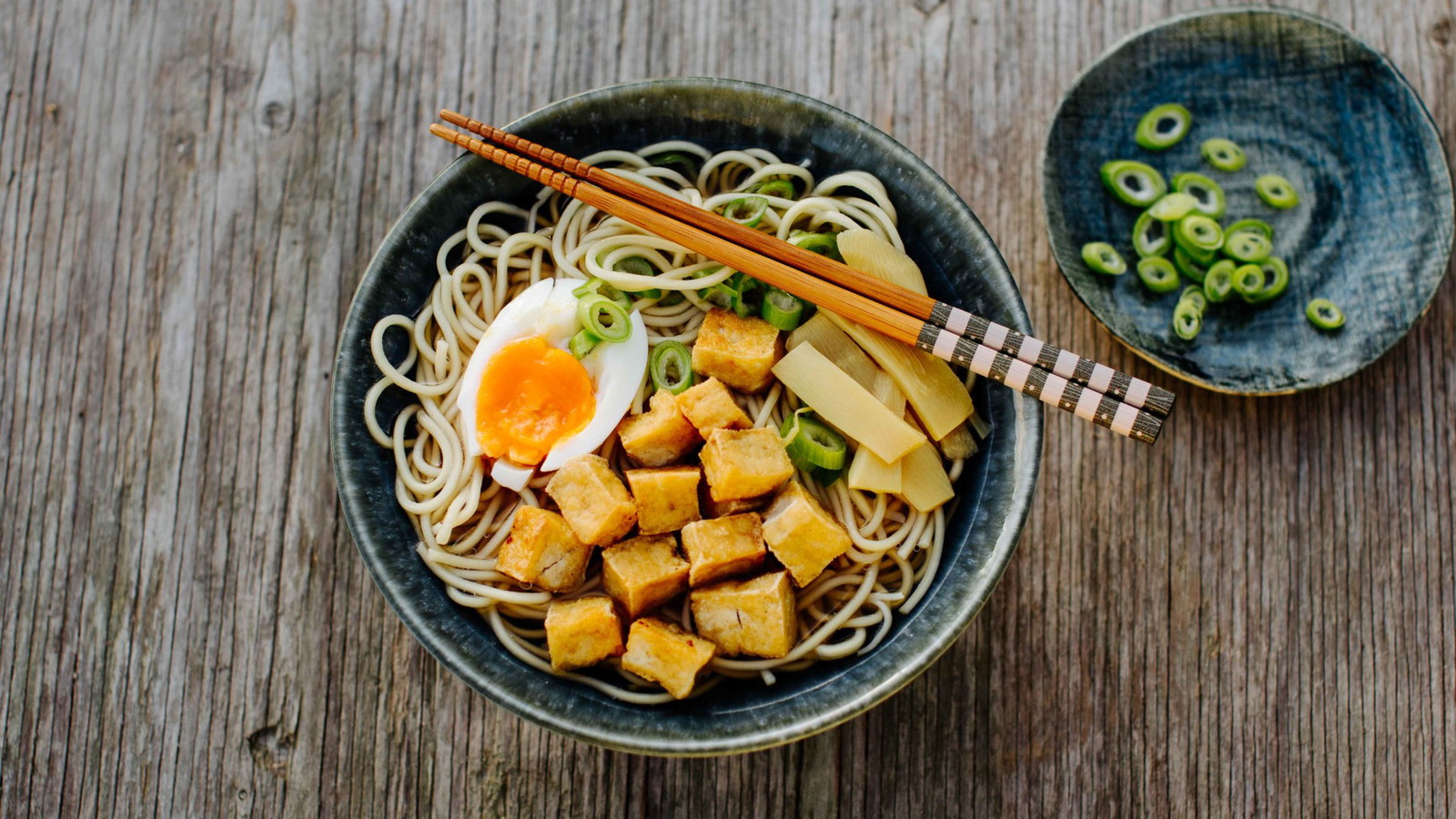 Image of Vegetarische Ramen mit frittiertem Tofu, Bambussprossen und Ei