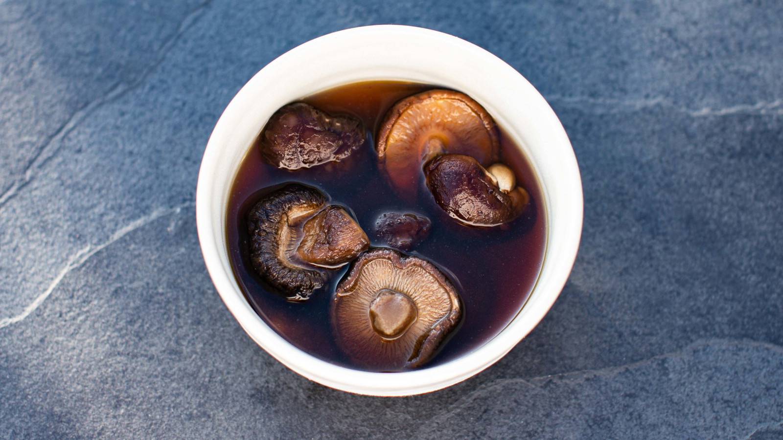 Image of Shiitake-Pilze in Dashi Brühe