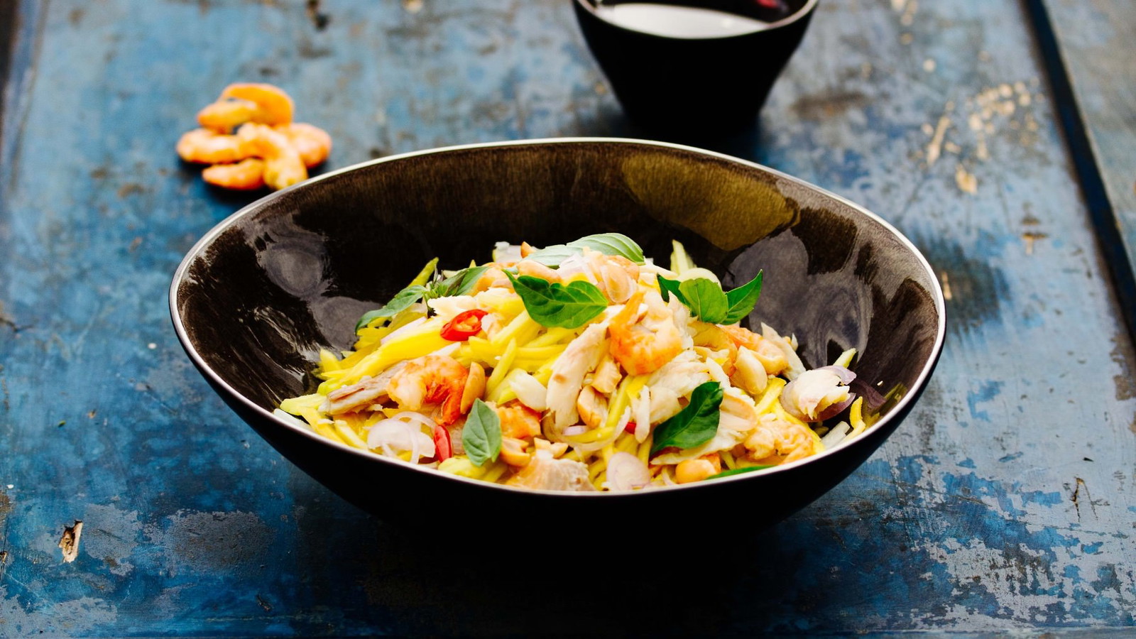 Image of Grüner Mangosalat mit Räucherfisch