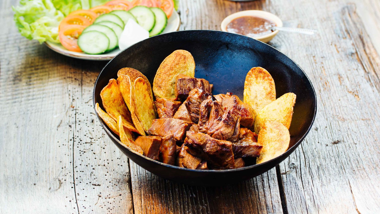 Image of Beef Lok Lak - Rindfleisch aus dem Wok mit Pfeffersauce