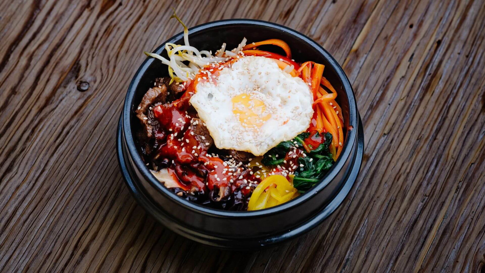 Image of Bibimbap – Reisschale mit gebratenem Gemüse und Spiegelei