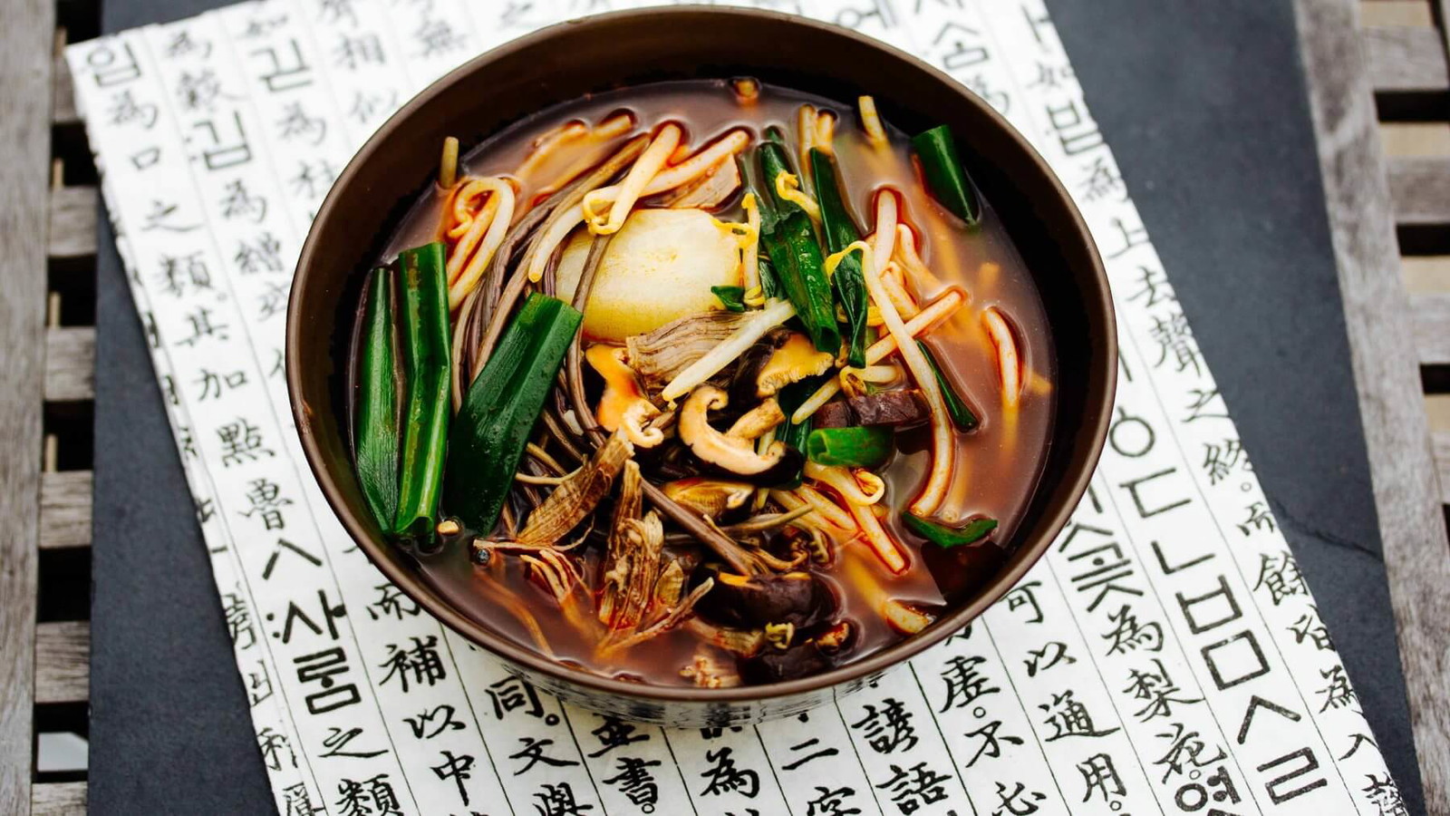 Image of Scharfe Gemüsesuppe mit Rindfleisch aus Korea - Yukgaejang