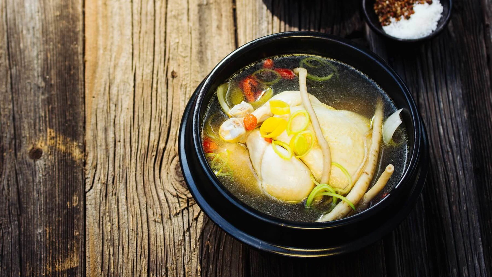 Image of Koreanische Hühnersuppe mit Ginseng - Samgyetang