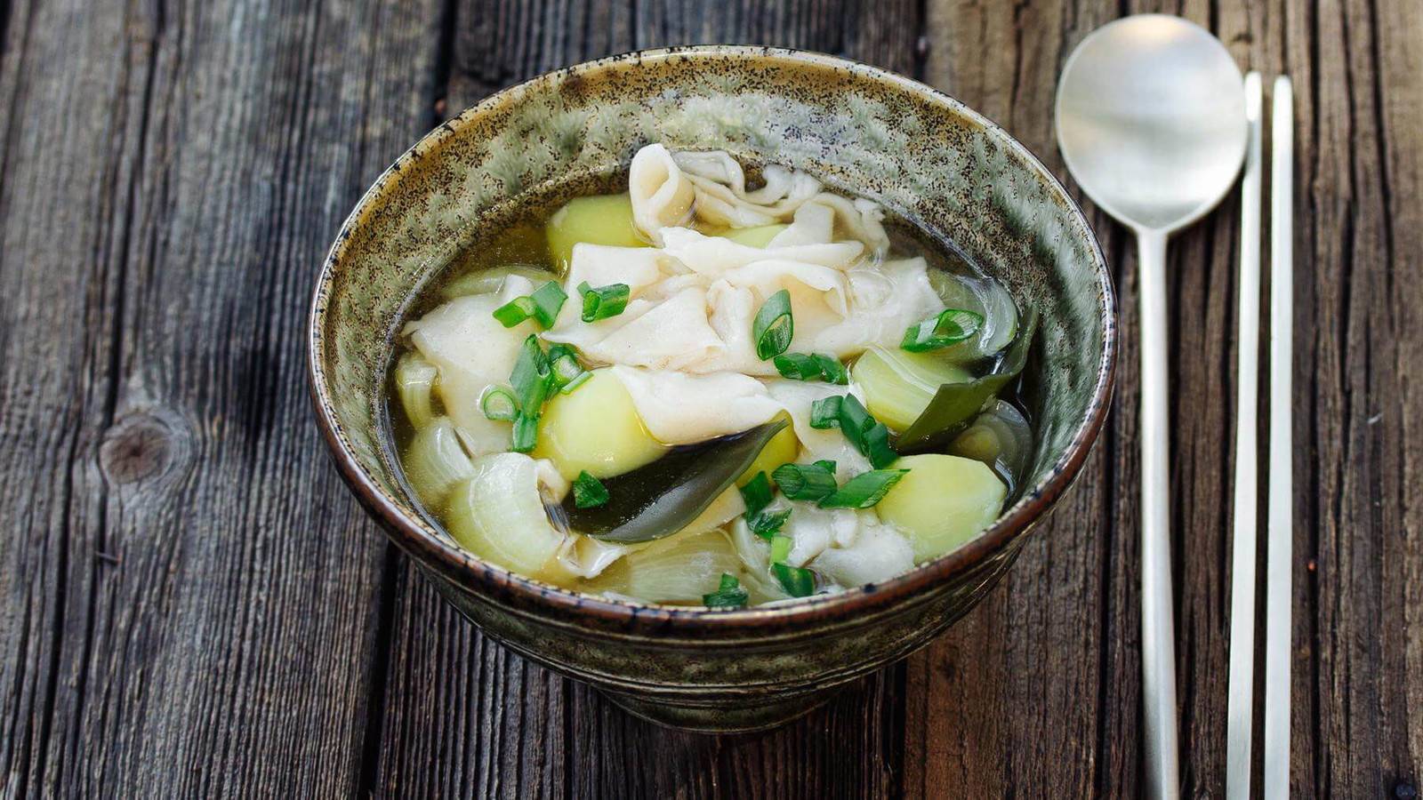 Image of Koreanische Suppe mit handgezogenen Nudeln - Sujebi