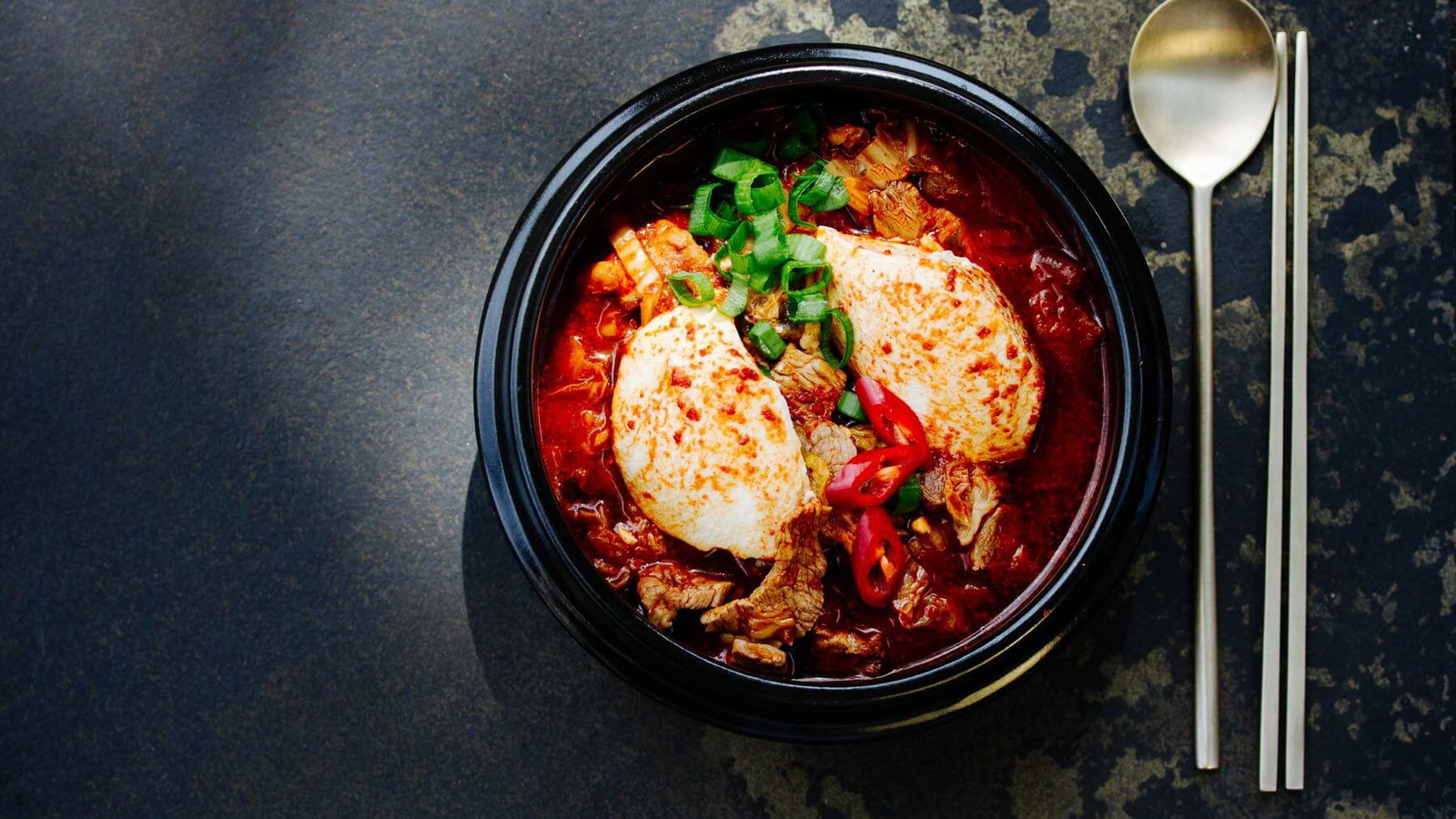 Image of Sundubu Jjigae – Scharfer Tofu-Eintopf mit Kimchi