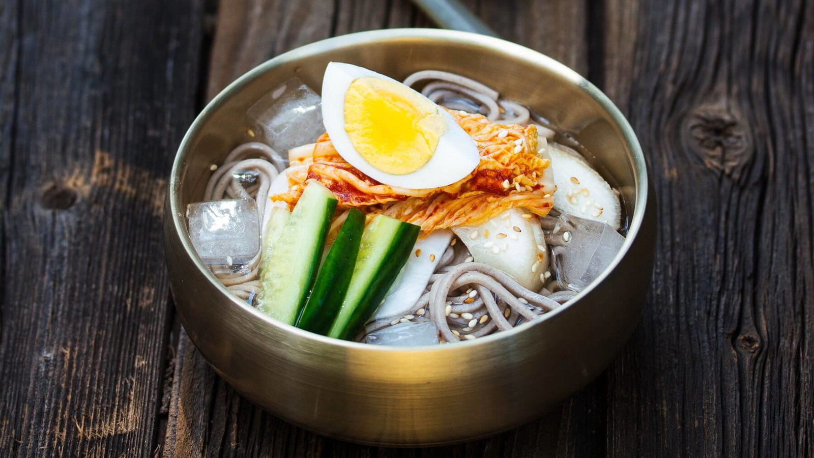 Image of Sommerliche Nudelsuppe aus Korea - Mul-Naengmyeon