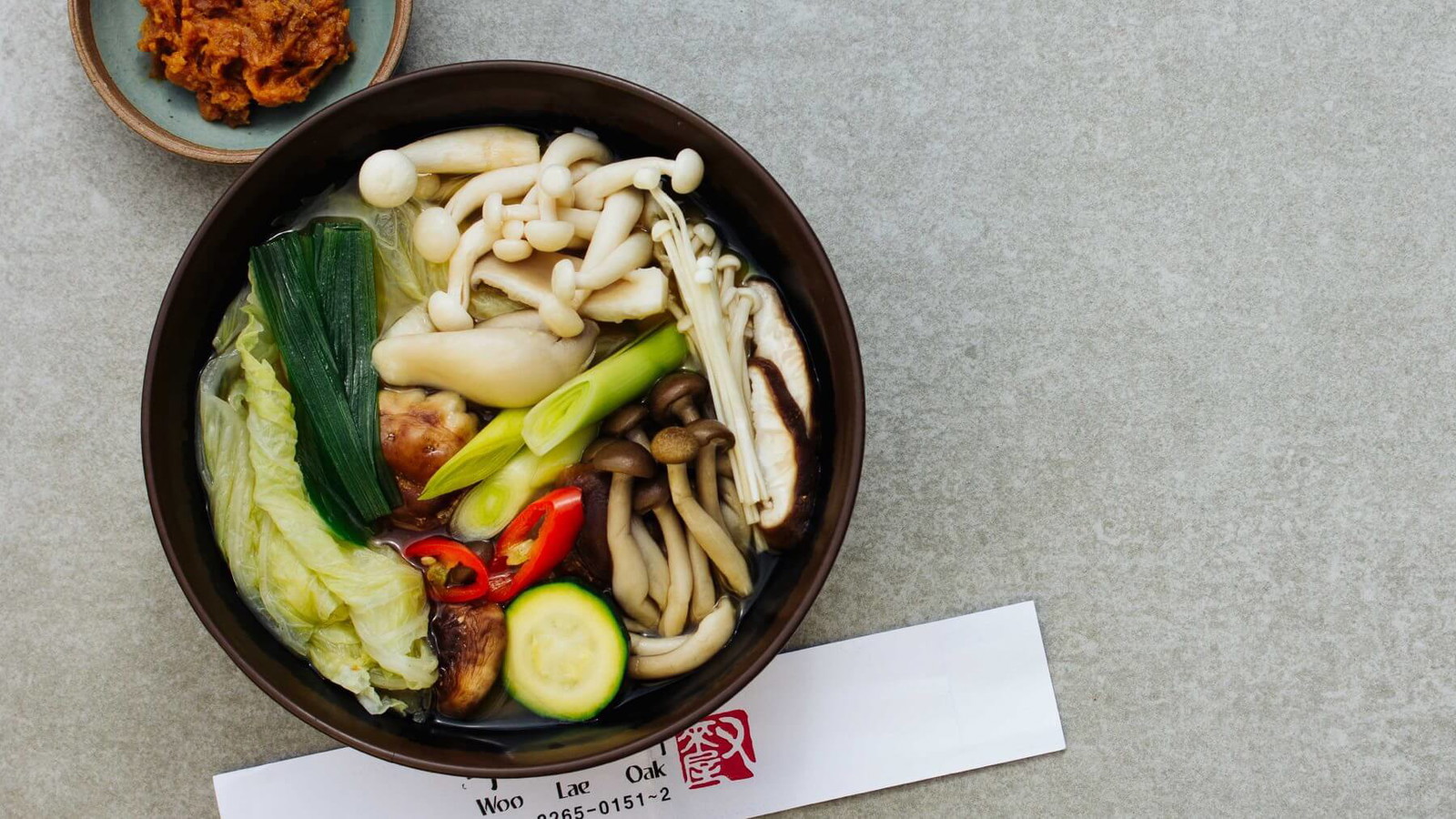 Image of Koreanischer Hot Pot mit Pilzen und Tofu - Doenjang Beoseot Jeongol