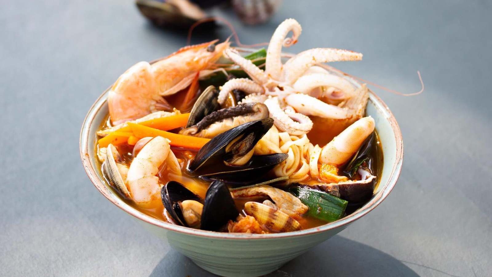 Image of Scharfe Suppe mit Meeresfrüchten - Jjampong