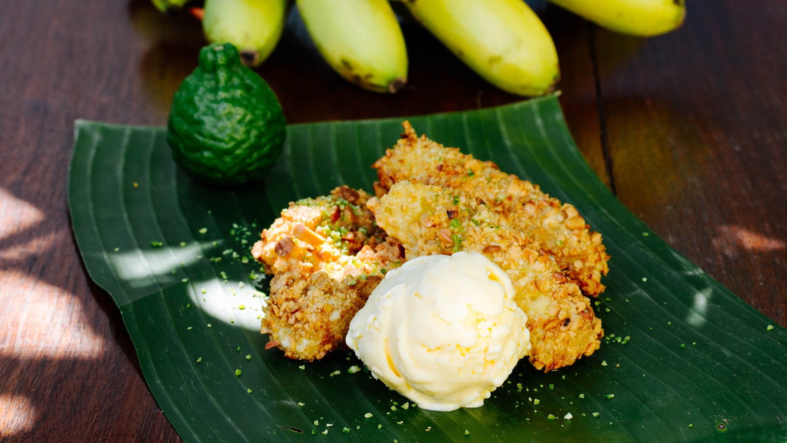 Image of Frittierte Bananen mit Cashew-Kernen und Kaffirlimetten-Sauce