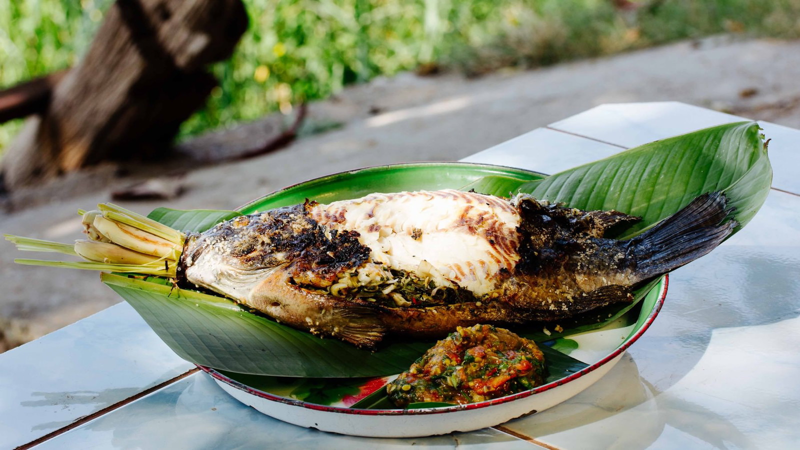 Image of Gegrillter Mekongfisch in Salzkruste mit Kräutern gefüllt