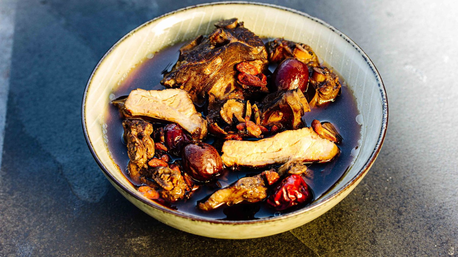 Image of Schweinerippchen in Kräutersud - Shi Quan Pai Gu Tang