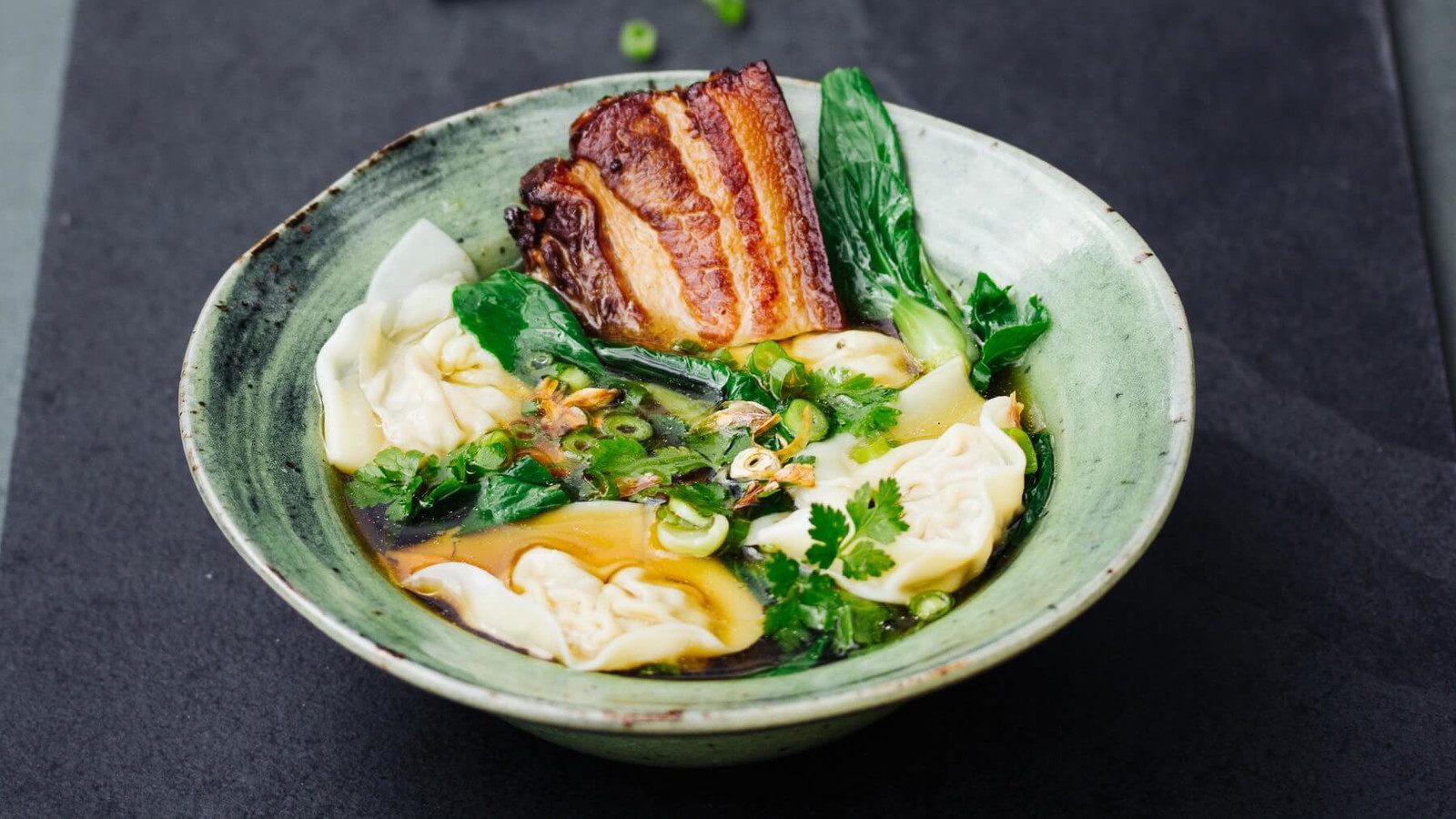 Image of Wantan Suppe mit gegrilltem Schwein - Hun Dun Tang