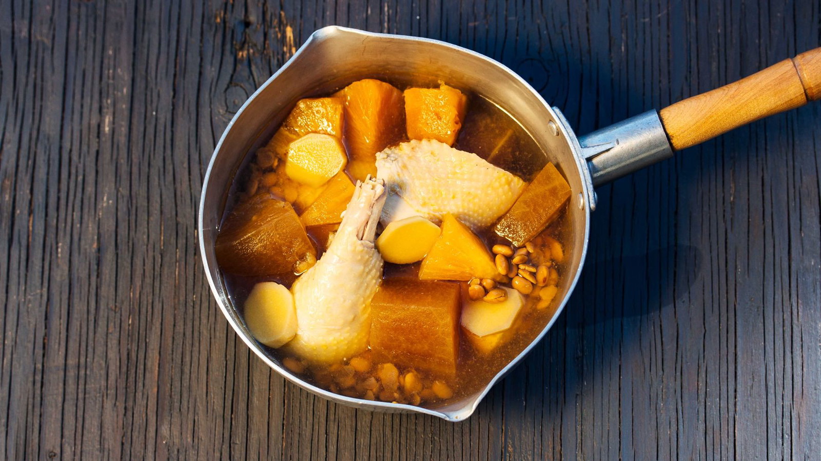 Image of Hühnersuppe mit Ananas und Wintermelone - Feng Li Dong Gua Ji Tang