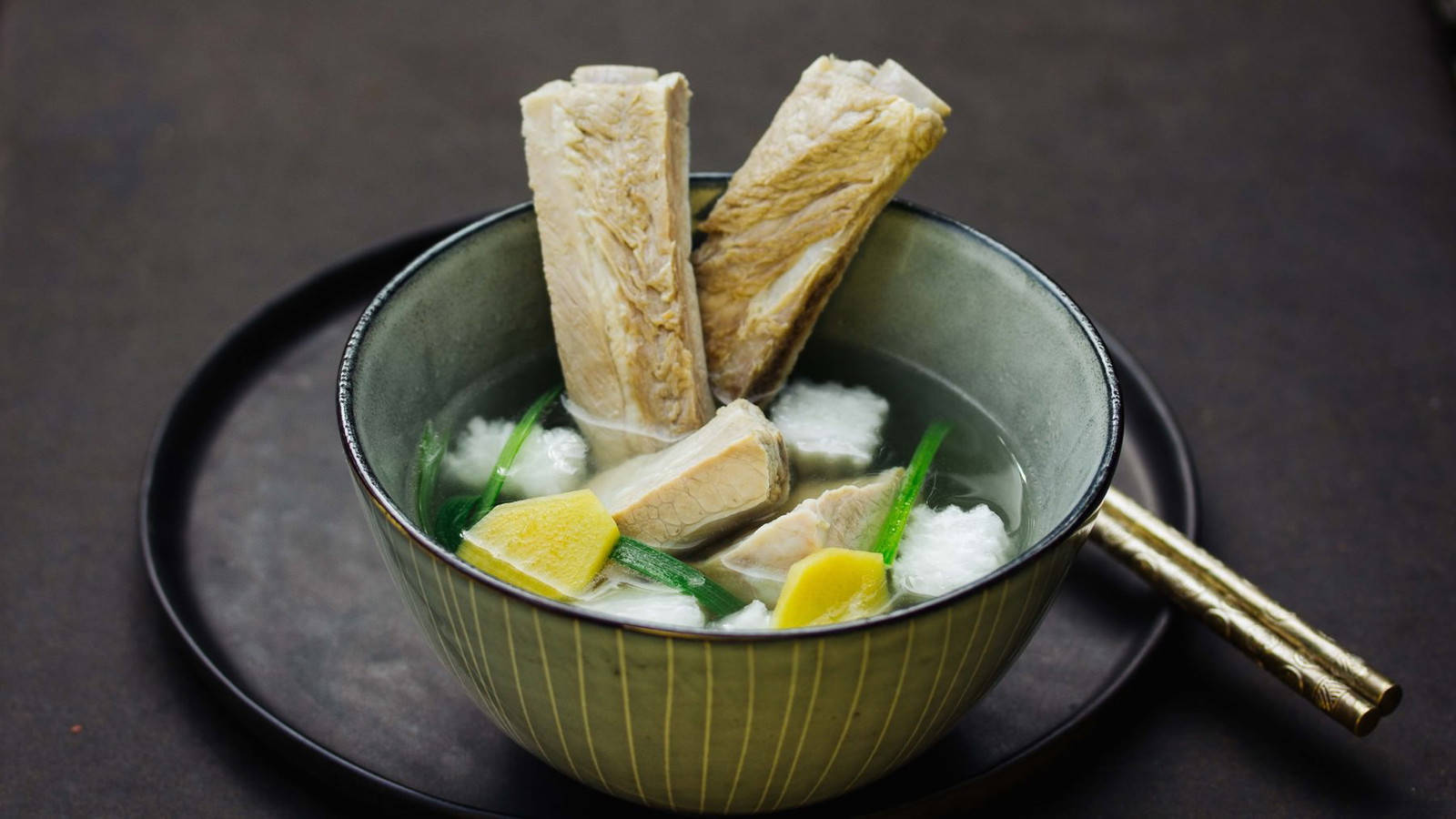 Image of Suppe mit Schweinerippchen und Daikon - Pai Gu Luo Bo Tang