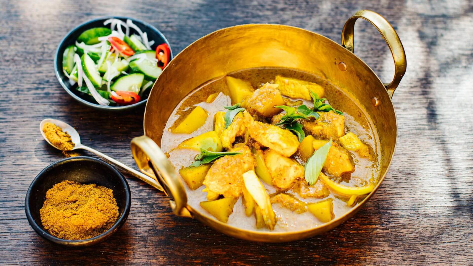 Image of Gelbes Thai Curry mit Hähnchen und Kartoffeln