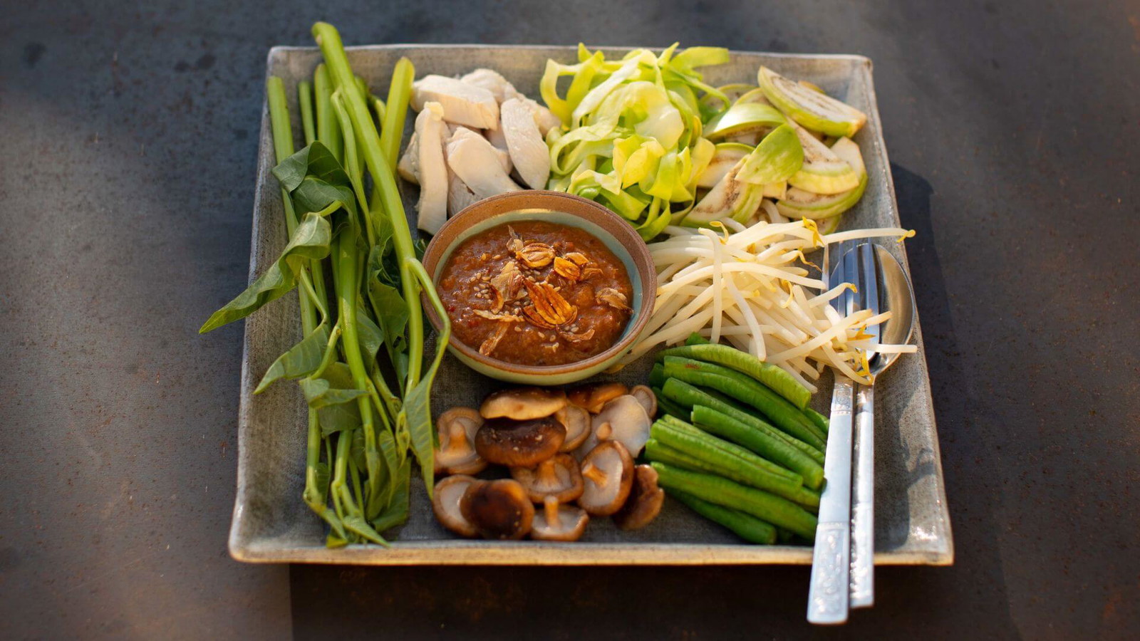 Image of Salat mit Hähnchen, sechs Gemüsen und Kokosdressing