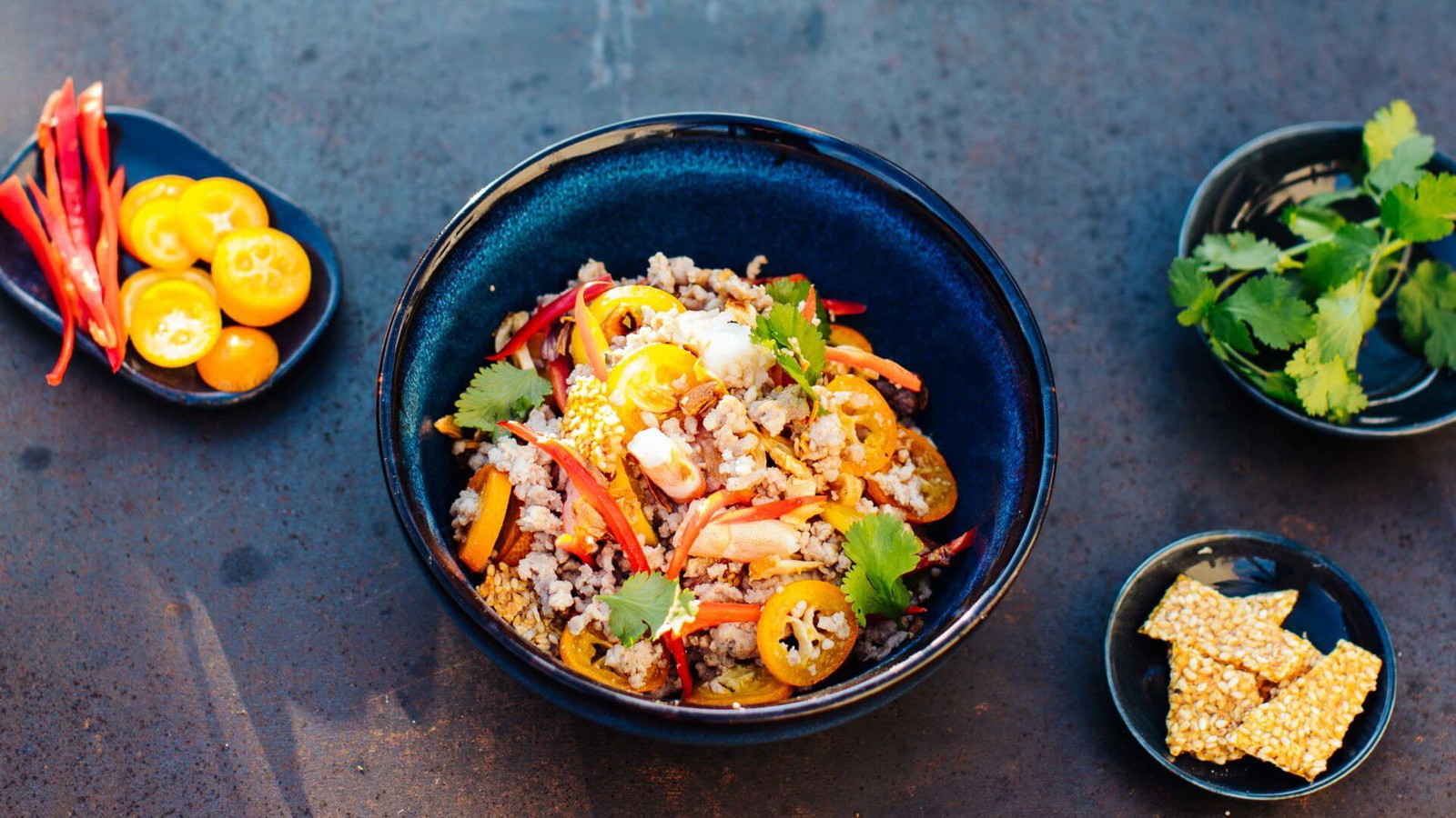 Image of Thai-Salat mit Kumquat, Sesamriegel, Schweinefleisch und Garnelen