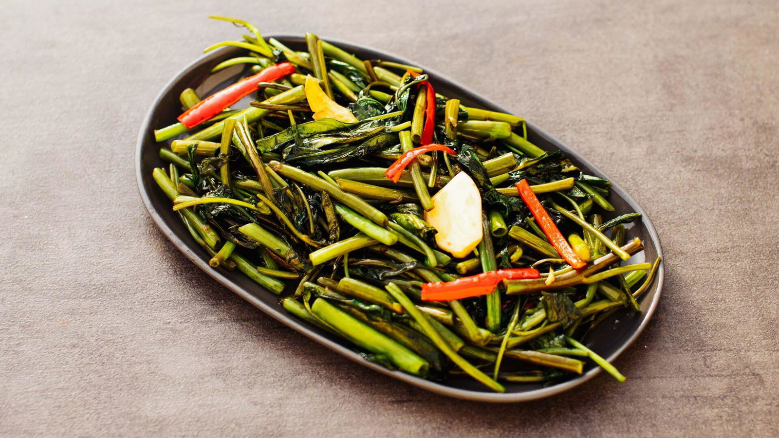 Image of Wasserspinat aus dem Wok - Fried Morning Glory