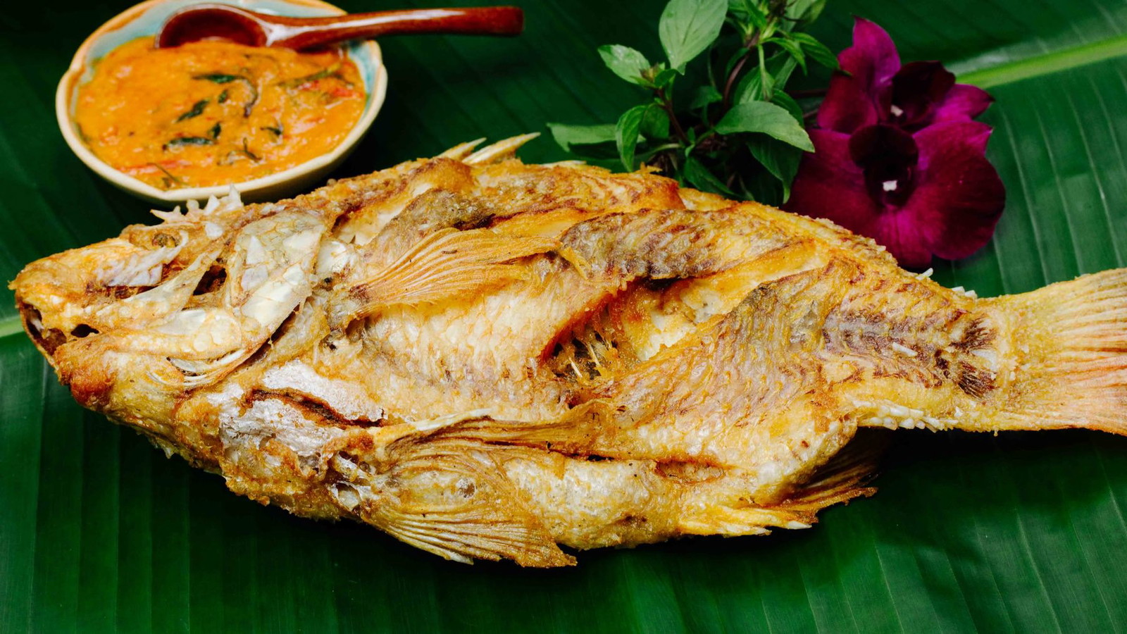 Image of Panang Curry mit frittiertem Fisch - Gaeng Panang Plaa Thawt