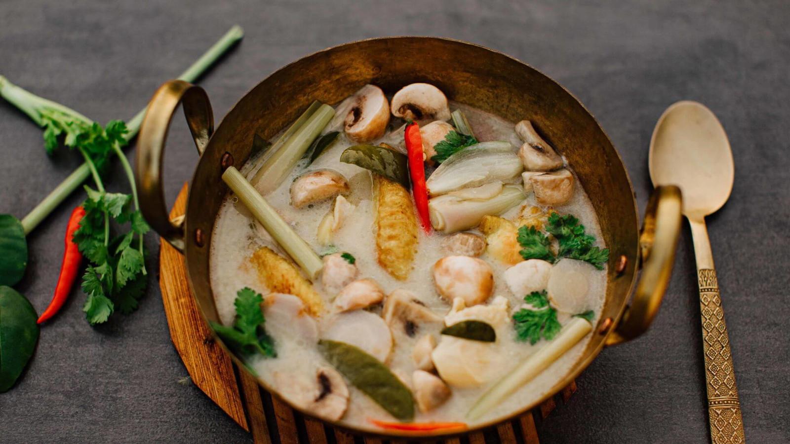 Image of Tom Kha Gai - Hühnersuppe mit Kokosmilch und Galgant