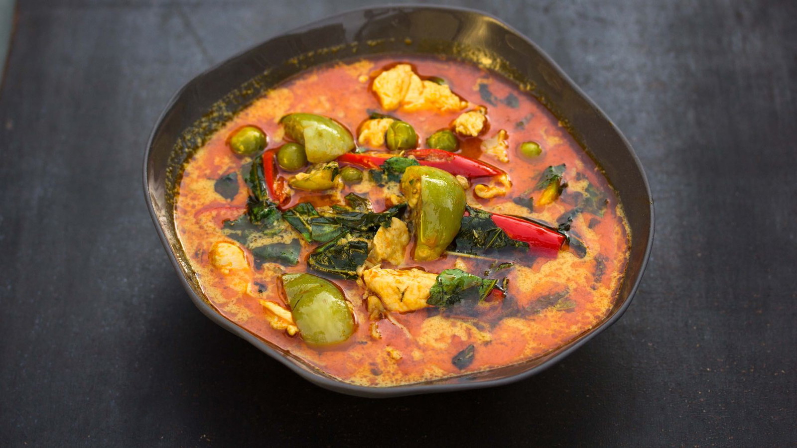 Image of Rotes Thai-Curry mit Huhn - Gaeng Phed Gai