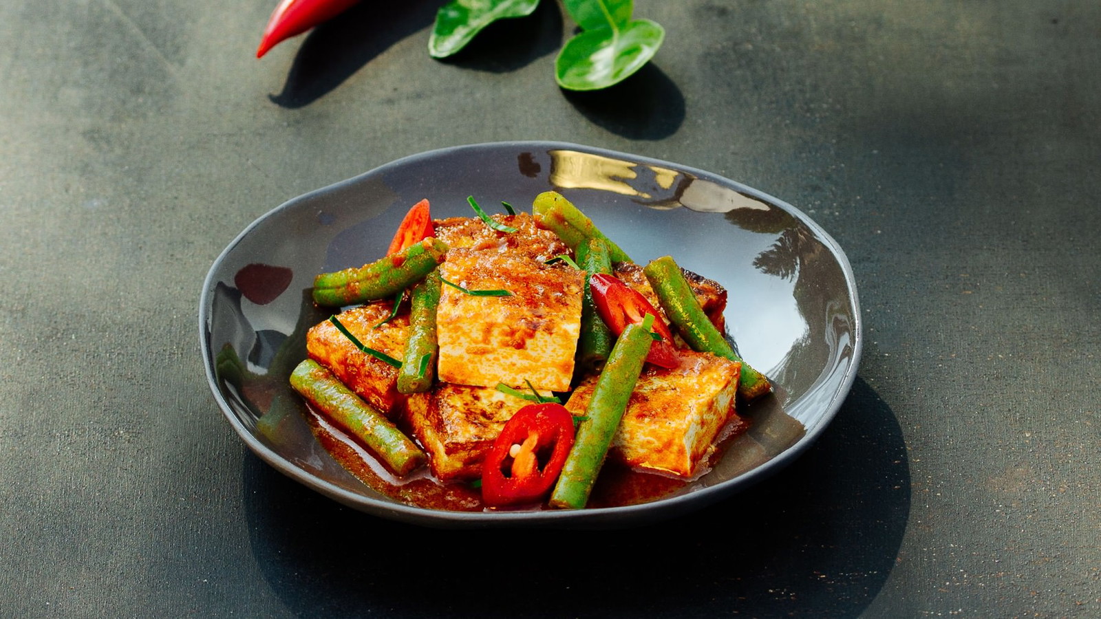 Image of Rotes Thai-Curry mit Bohnen und Tofu - Pad Prik King Tao Huu