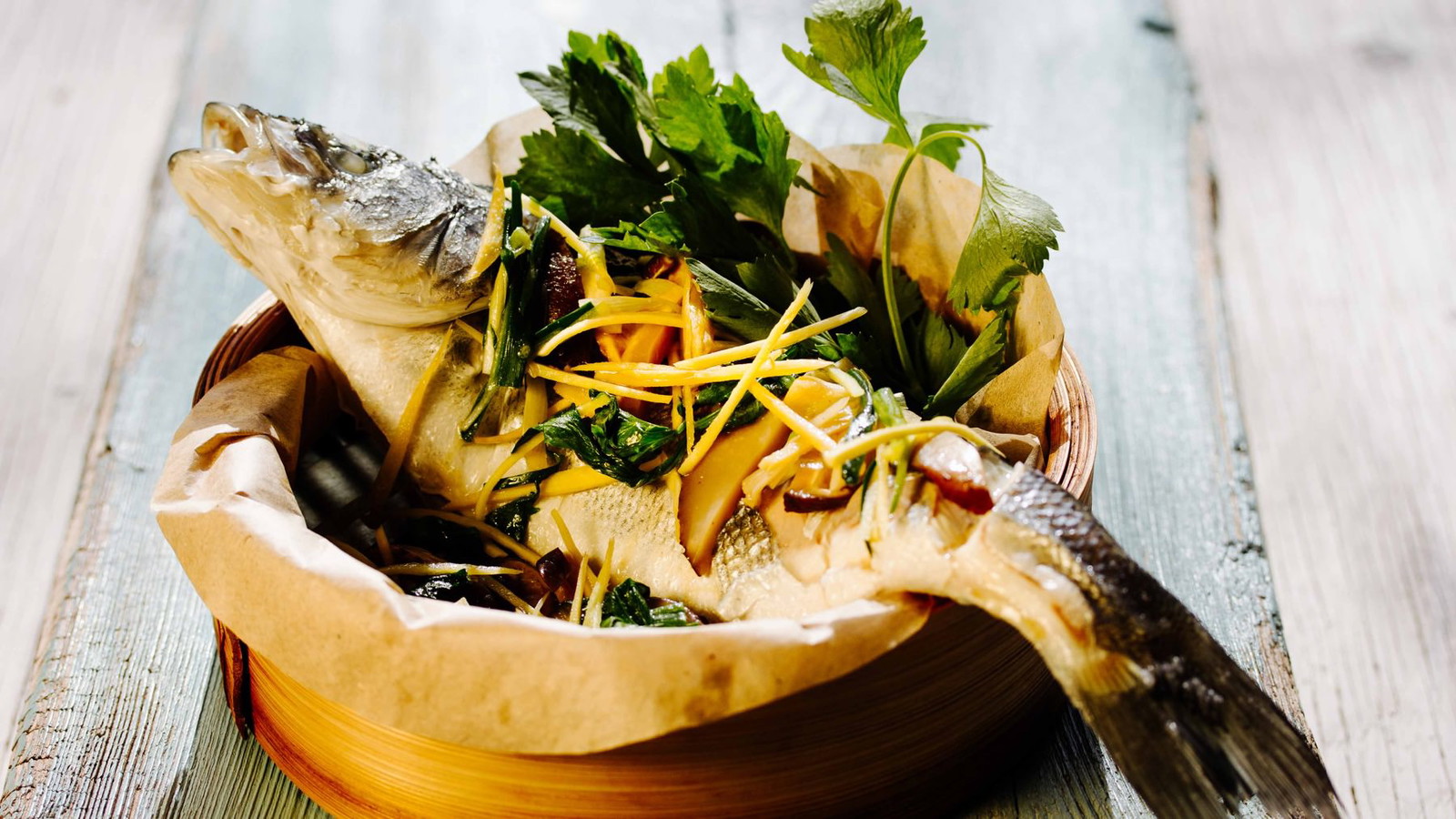 Image of Gedämpfter Fisch mit Sojasauce und Ingwer - Plaa Neung See Ew