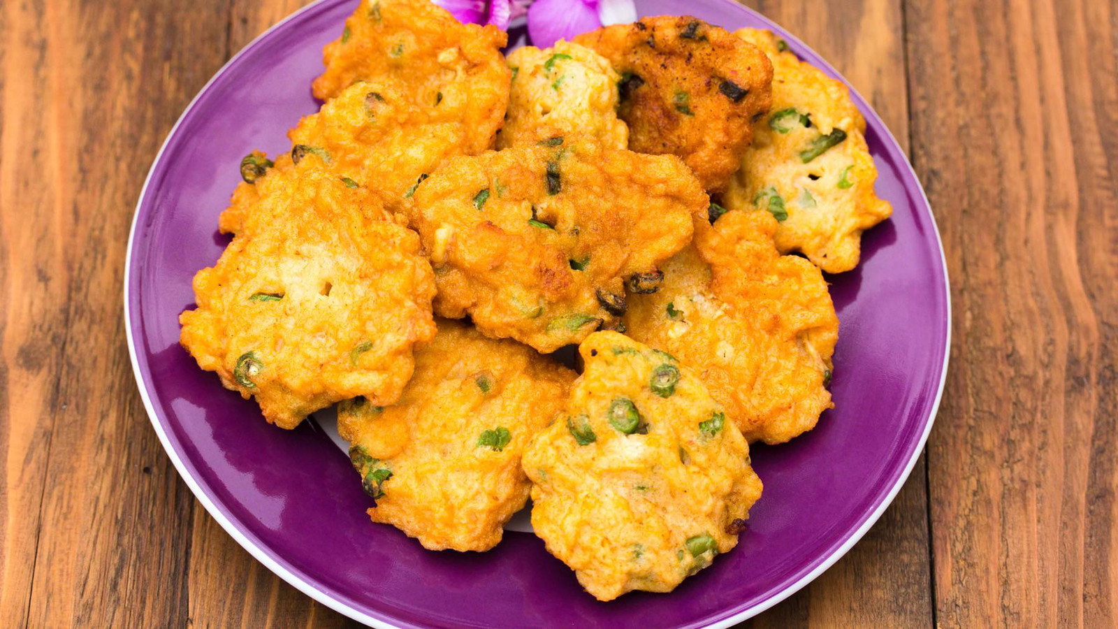 Image of Fischplätzchen mit Gurken-Erdnuss Relish - Tod Mun Pla
