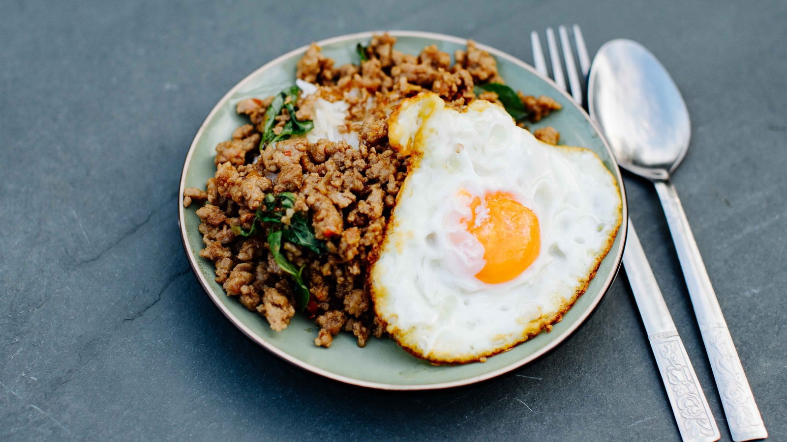 Image of Pad Kra Pao aus dem Wok mit Heiligem Basilikum