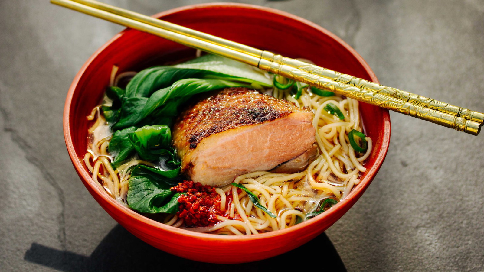 Image of Gegrillte Ente in Thai-Nudelsuppe - Ba Mii Nahm Bpet Yang
