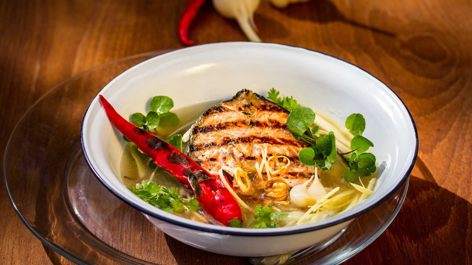 Image of Thai-Fischsuppe mit grüner Mango