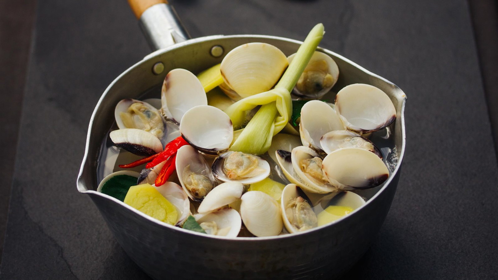 Image of Muschelsuppe mit Ingwer und Zitronengras - Tom Takrai Hoy