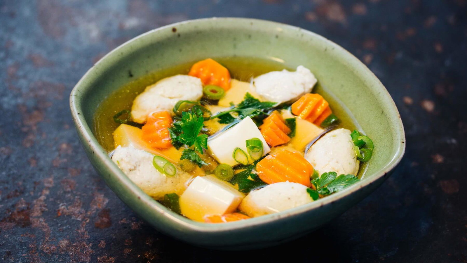 Image of Klare Brühe mit Seidentofu und Hähnchenklößchen