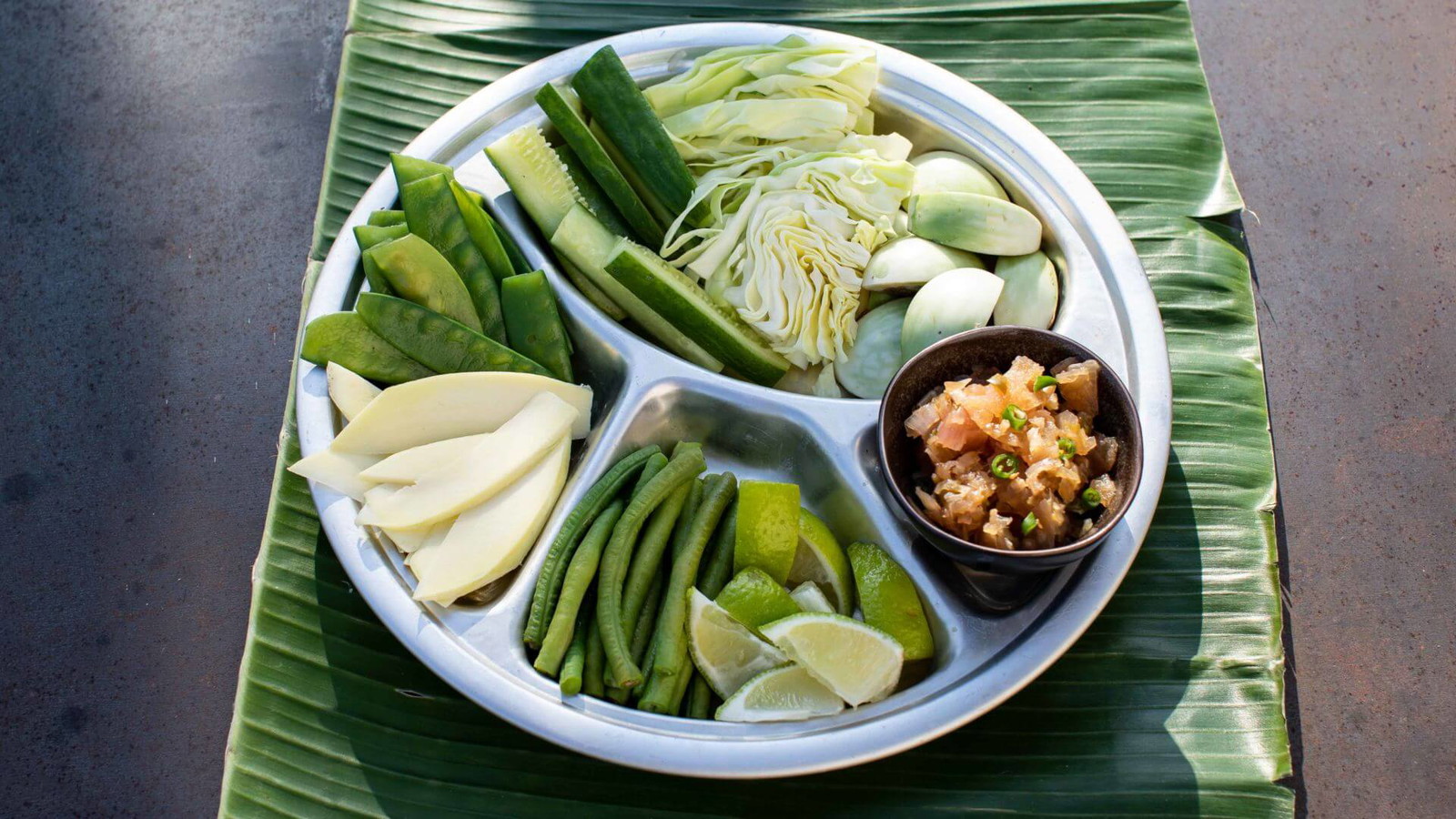 Image of Nam Prik Num – Gegrillter Chili-Dip mit rohem Gemüse